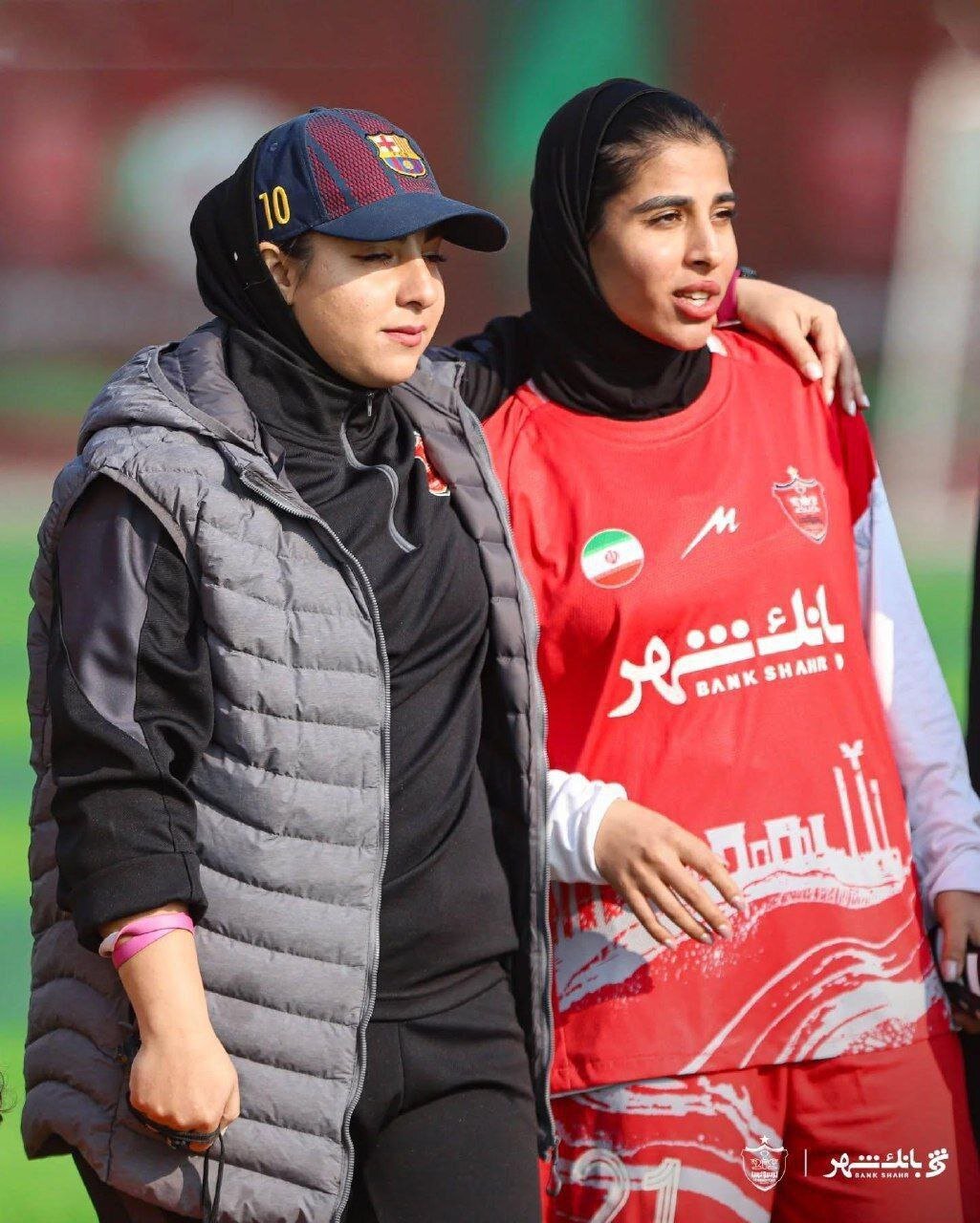 قابی جالب از سرمربی بانوان پرسپولیس با کلاه بارسلونا