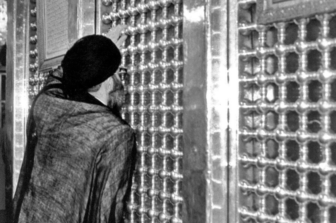 تصاویری از تشرف حضرت آیتالله خامنهای به حرم حضرت زینب(س) در سال ۱۳۶۳