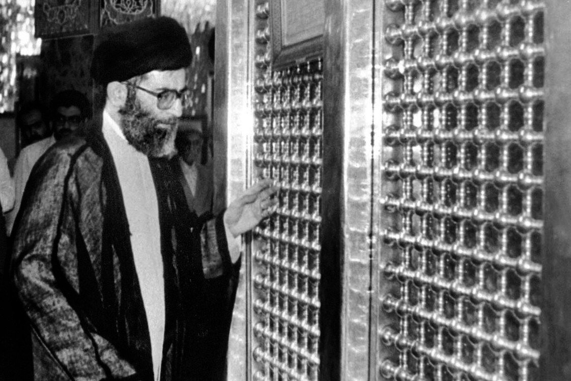 تصاویری از تشرف حضرت آیتالله خامنهای به حرم حضرت زینب(س) در سال ۱۳۶۳