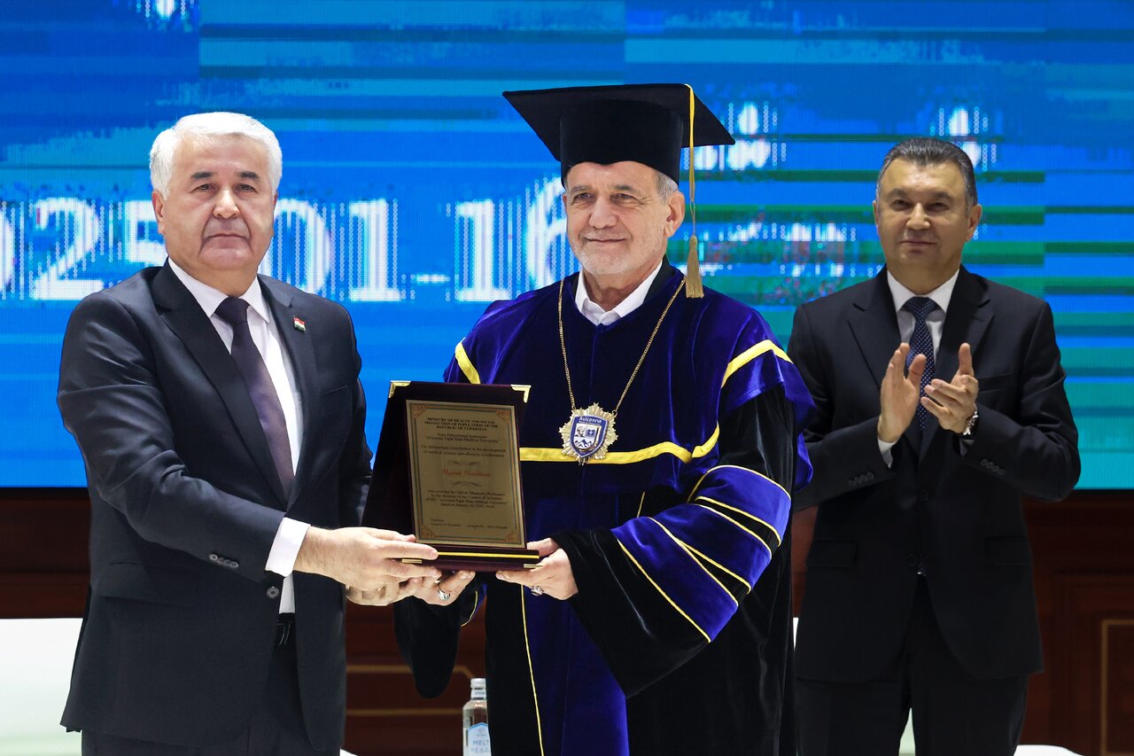 از هرجنگی متنفر هستیم | انسان با انسان نمیجنگد مگر... | یادداشت پزشکیان در دفتر یادبود دانشگاه «ابن سینا»