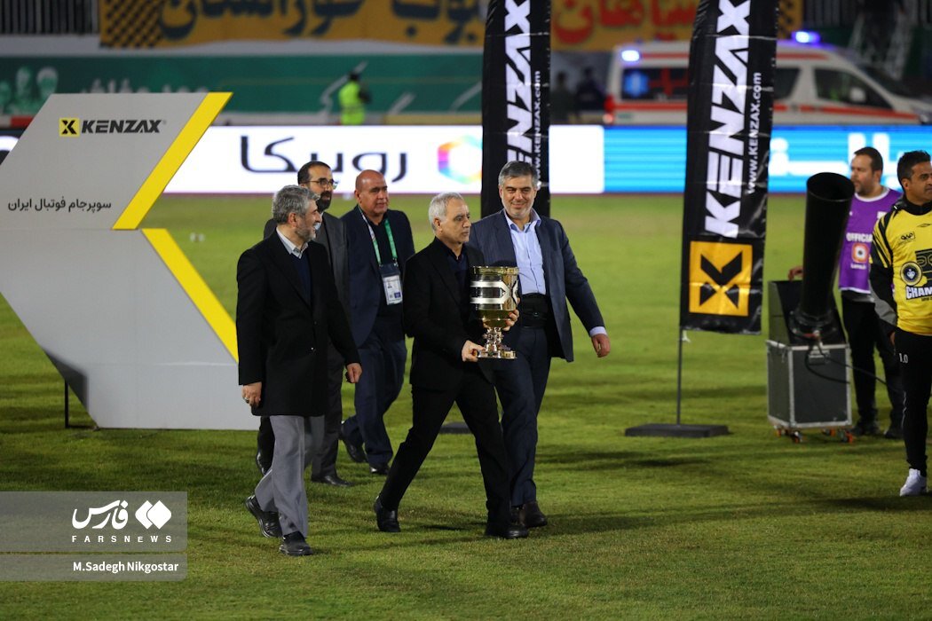 ژست جالب سپاهانیها با کاپ سوپرجام | تصاویر