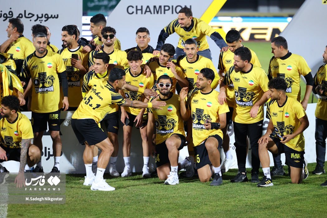 ژست جالب سپاهانیها با کاپ سوپرجام | تصاویر