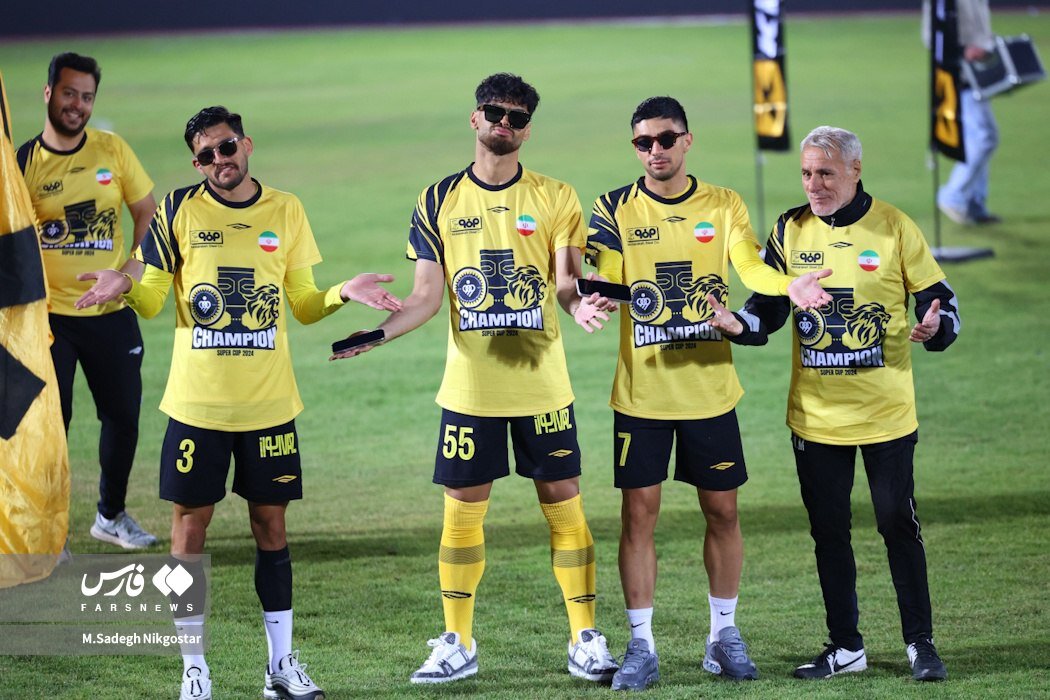 ژست جالب سپاهانیها با کاپ سوپرجام | تصاویر