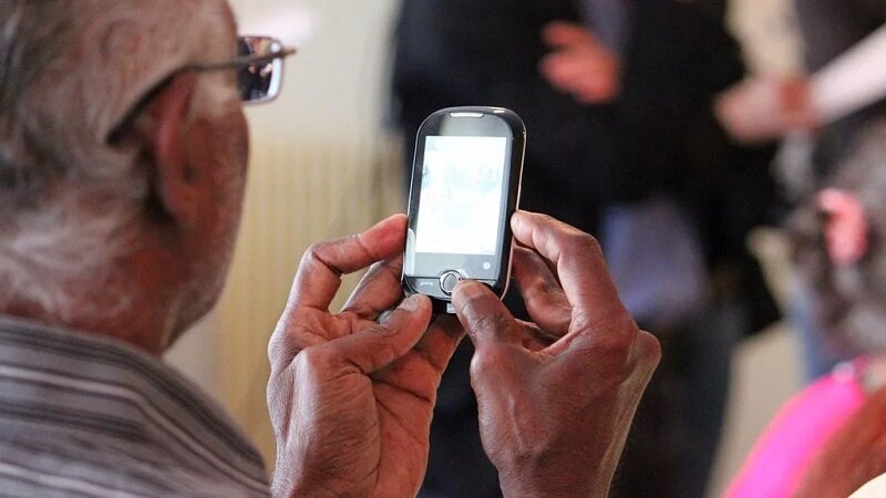 سالمندان اسمارت | آموزش مهارت استفاده از تلفن همراه هوشمند به پدربزرگ‌ها و مادربزرگ‌ها