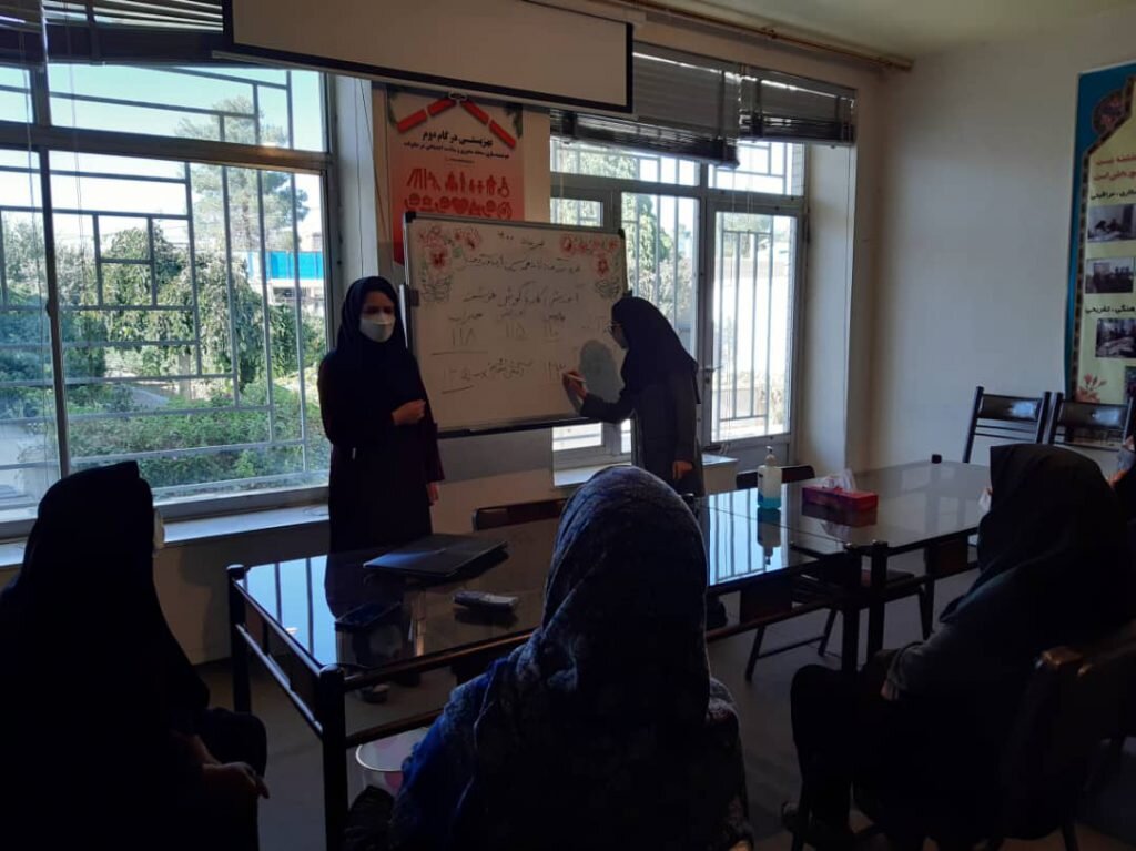 سالمندان اسمارت | آموزش مهارت استفاده از تلفن همراه هوشمند به پدربزرگها و مادربزرگها