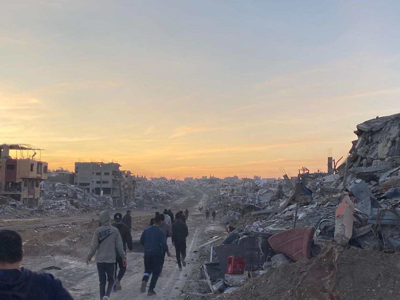 حرکت آوارگاه فلسطینی به خانههایشان پس از عقب نشینی نیروهای اشغالگر | تصاویر