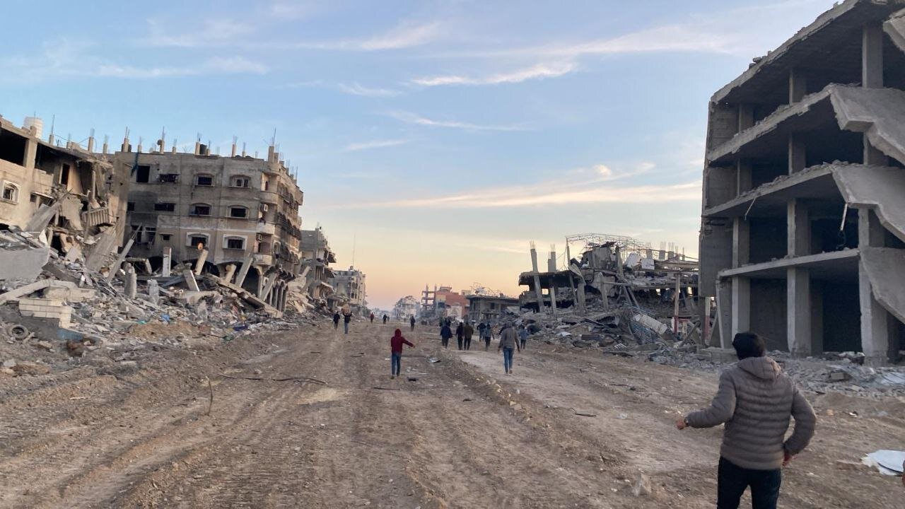 حرکت آوارگاه فلسطینی به خانههایشان پس از عقب نشینی نیروهای اشغالگر | تصاویر