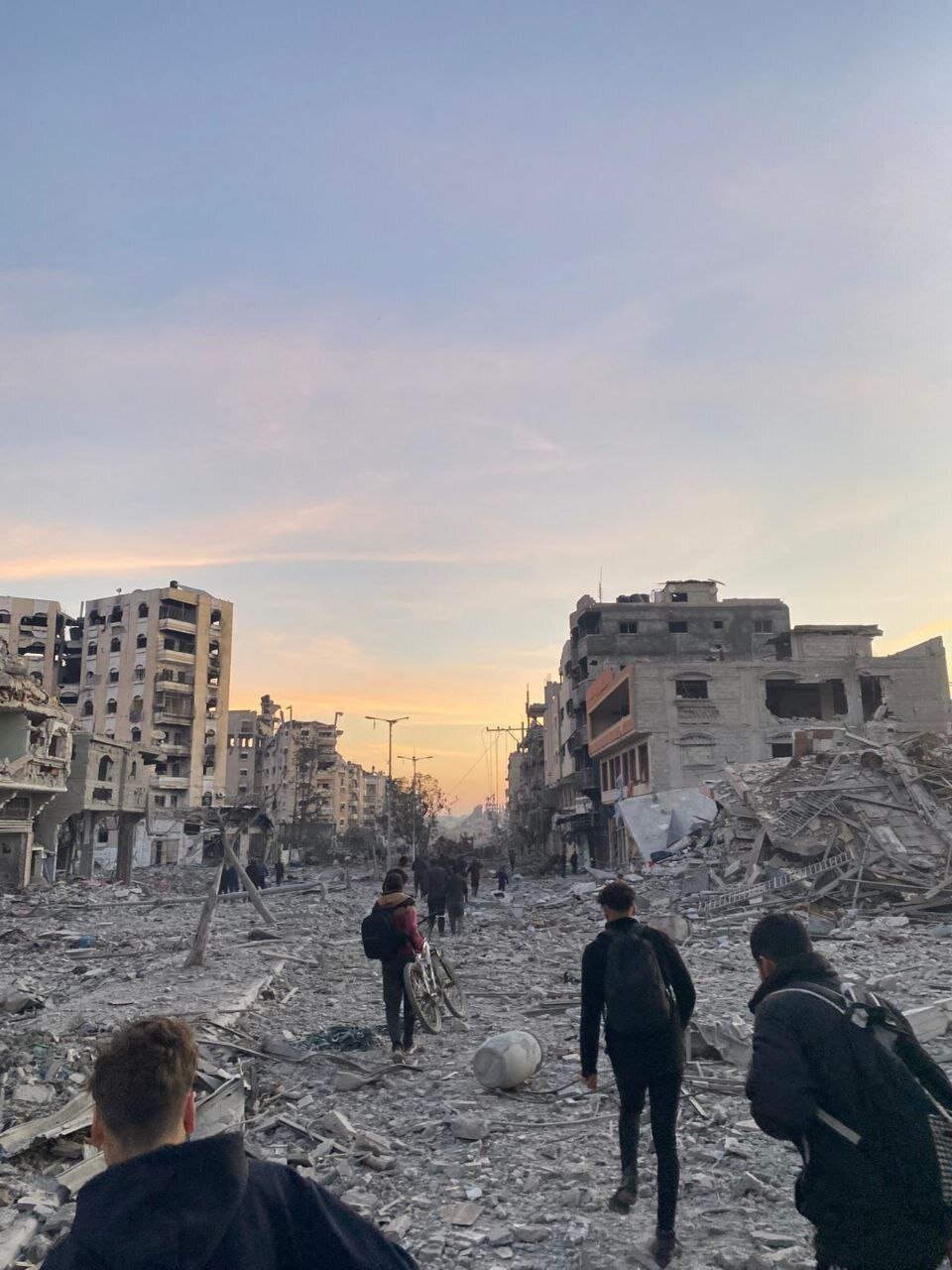 حرکت آوارگاه فلسطینی به خانههایشان پس از عقب نشینی نیروهای اشغالگر | تصاویر