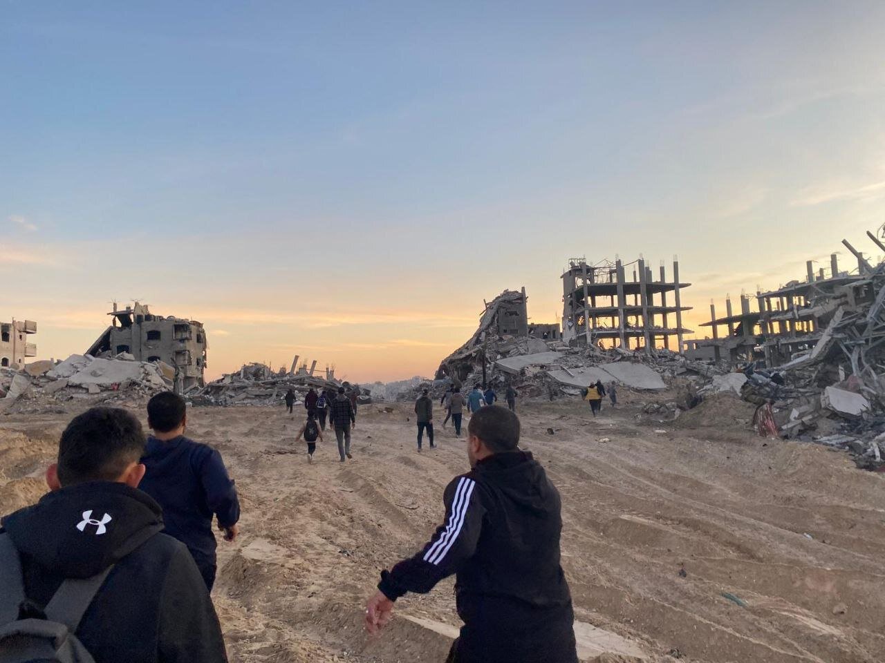 حرکت آوارگاه فلسطینی به خانههایشان پس از عقب نشینی نیروهای اشغالگر | تصاویر