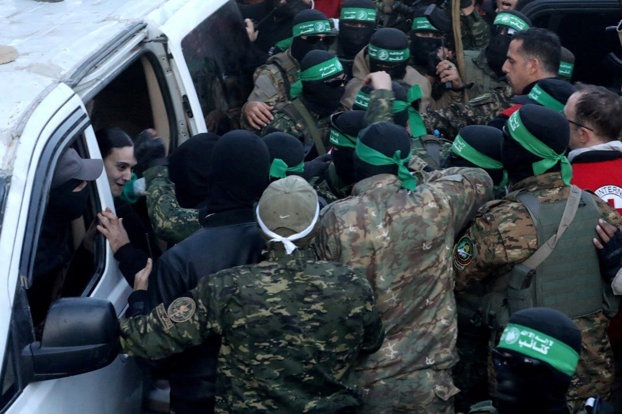 نخستین تصاویر از گردان های القسام و ۳ اسیر اسرائیلی در غزه