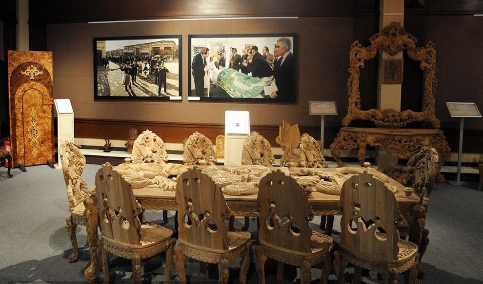 تکیه بر تخت نادری در بازار مبل تهران