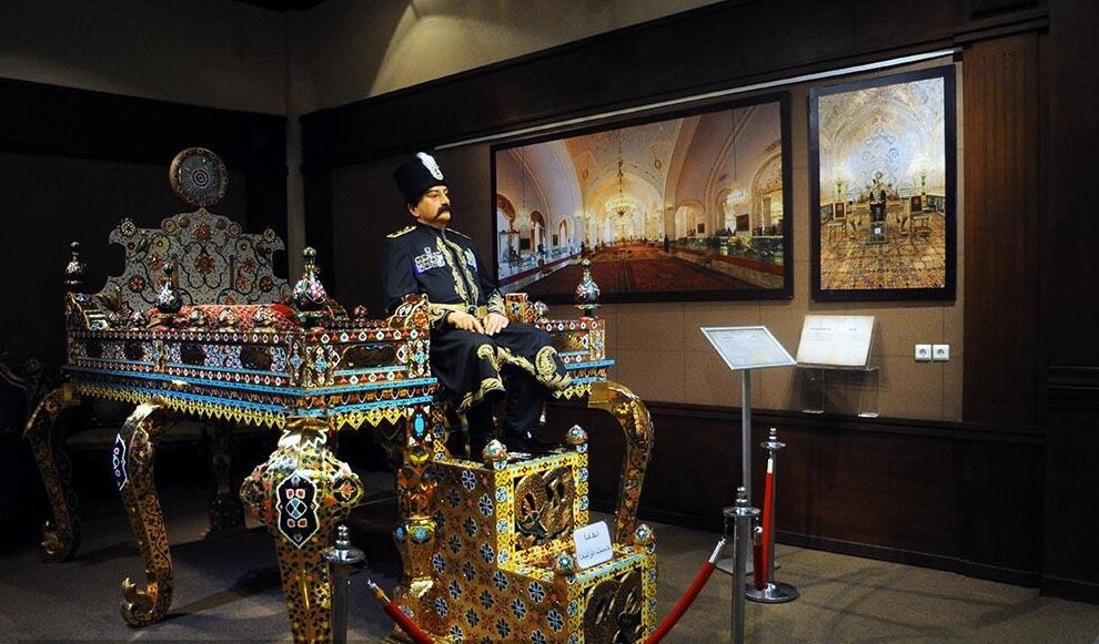 تکیه بر تخت نادری در بازار مبل تهران