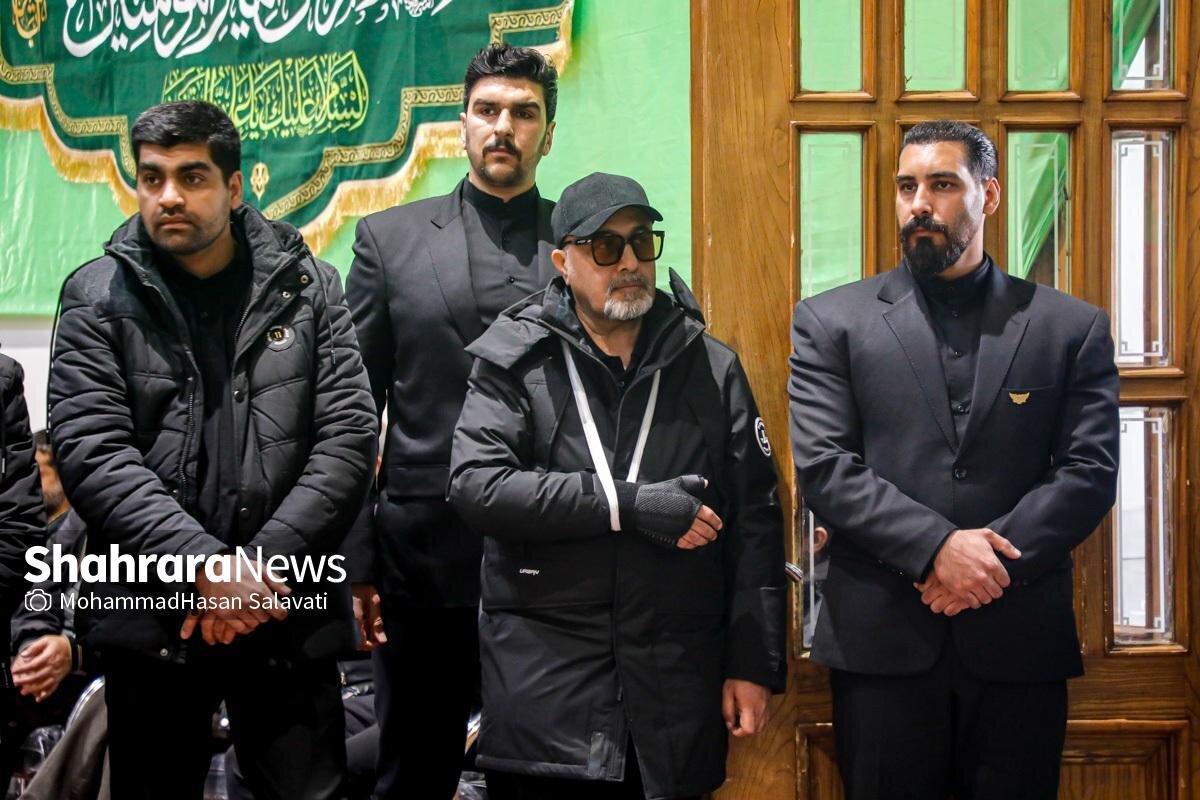 رضا عطاران با دست گچ گرفته در مراسم درگذشت پدرش ؛ مجید دلبندم هم آمده بود | تصاویر