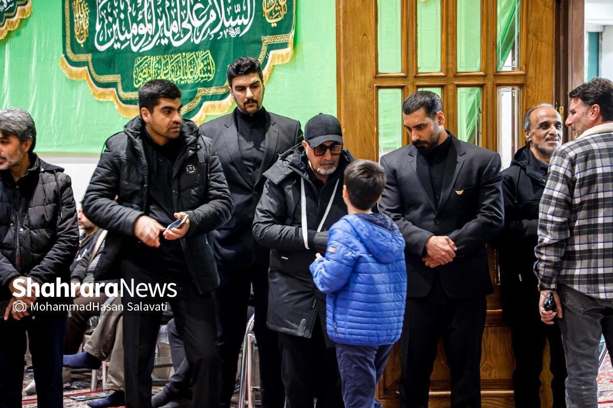 رضا عطاران با دست گچ گرفته در مراسم درگذشت پدرش ؛ مجید دلبندم هم آمده بود | تصاویر