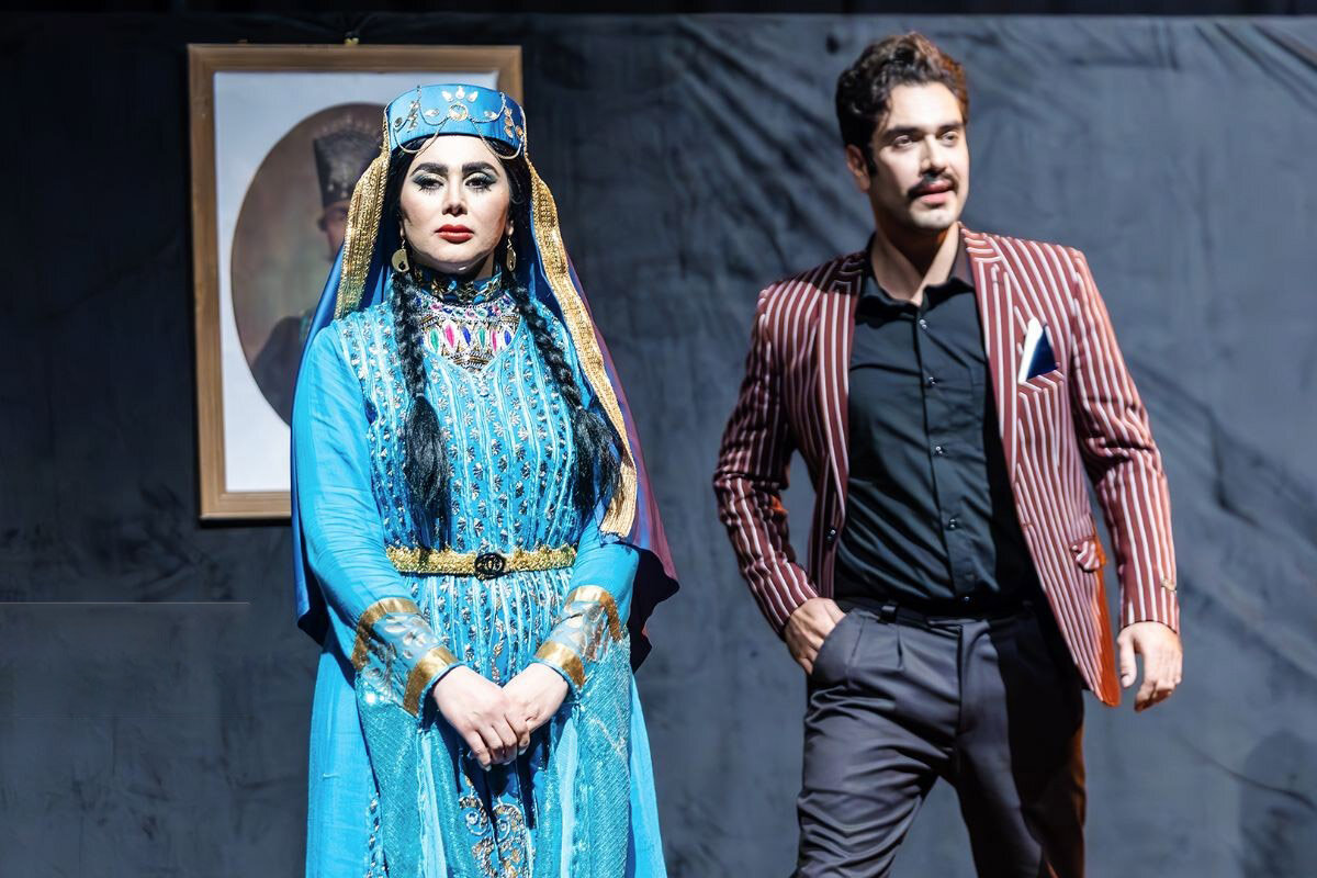 شازدههای قاجار تماشاخانه های تهران را قرق کردهاند