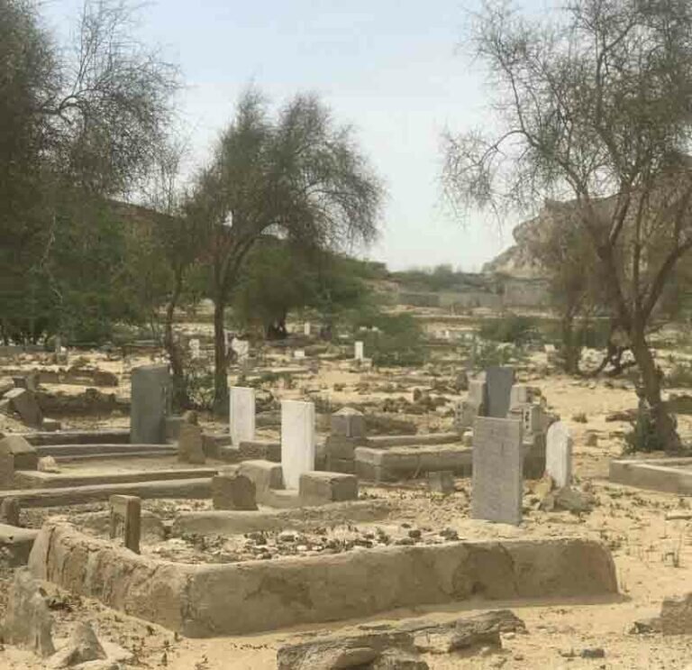 عکس گورستان جن ها در چابهار ؛ محلیها جرئت ندارند شبها به این قبرستان بروند !