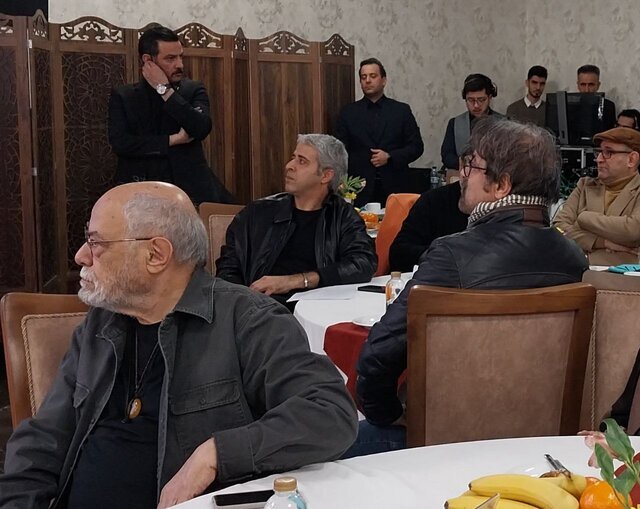 آوازخوانی بهزاد فراهانی را در جشنواره تئاتر فجر ببینید | چهرههایی که به این مراسم آمدند