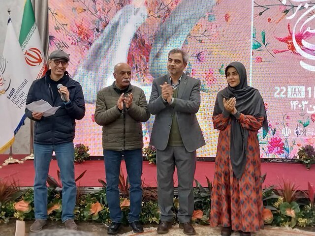 آوازخوانی بهزاد فراهانی را در جشنواره تئاتر فجر ببینید | چهرههایی که به این مراسم آمدند