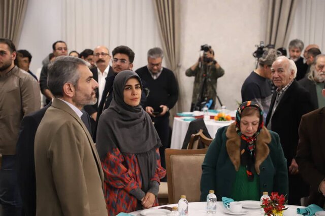 آوازخوانی بهزاد فراهانی را در جشنواره تئاتر فجر ببینید | چهرههایی که به این مراسم آمدند