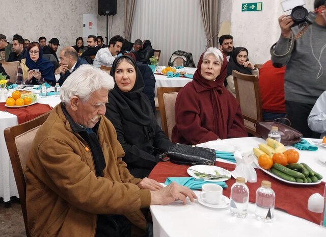 آوازخوانی بهزاد فراهانی را در جشنواره تئاتر فجر ببینید | چهرههایی که به این مراسم آمدند