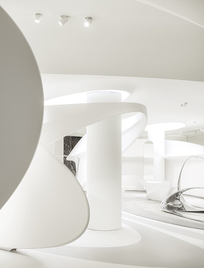 متفاوتترین طراحی زها حدید برای دکوراسیون یک بوتیک + تصاویر | ساختار بال پروانه ای ویترین بوتیک را ببینید متفاوتترین طراحی زها حدید برای دکوراسیون یک بوتیک + تصاویر | ساختار بال پروانه ای ویترین بوتیک را ببینید