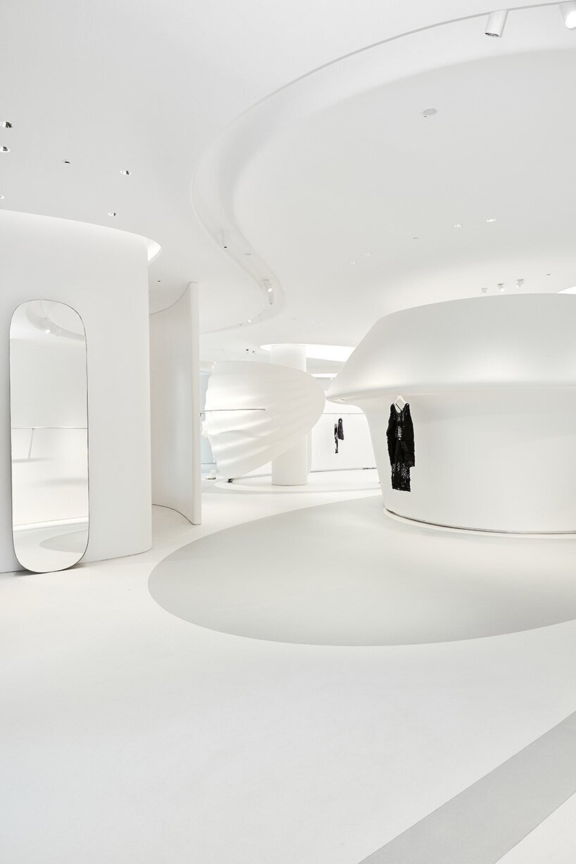 متفاوتترین طراحی زها حدید برای دکوراسیون یک بوتیک + تصاویر | ساختار بال پروانه ای ویترین بوتیک را ببینید متفاوتترین طراحی زها حدید برای دکوراسیون یک بوتیک + تصاویر | ساختار بال پروانه ای ویترین بوتیک را ببینید