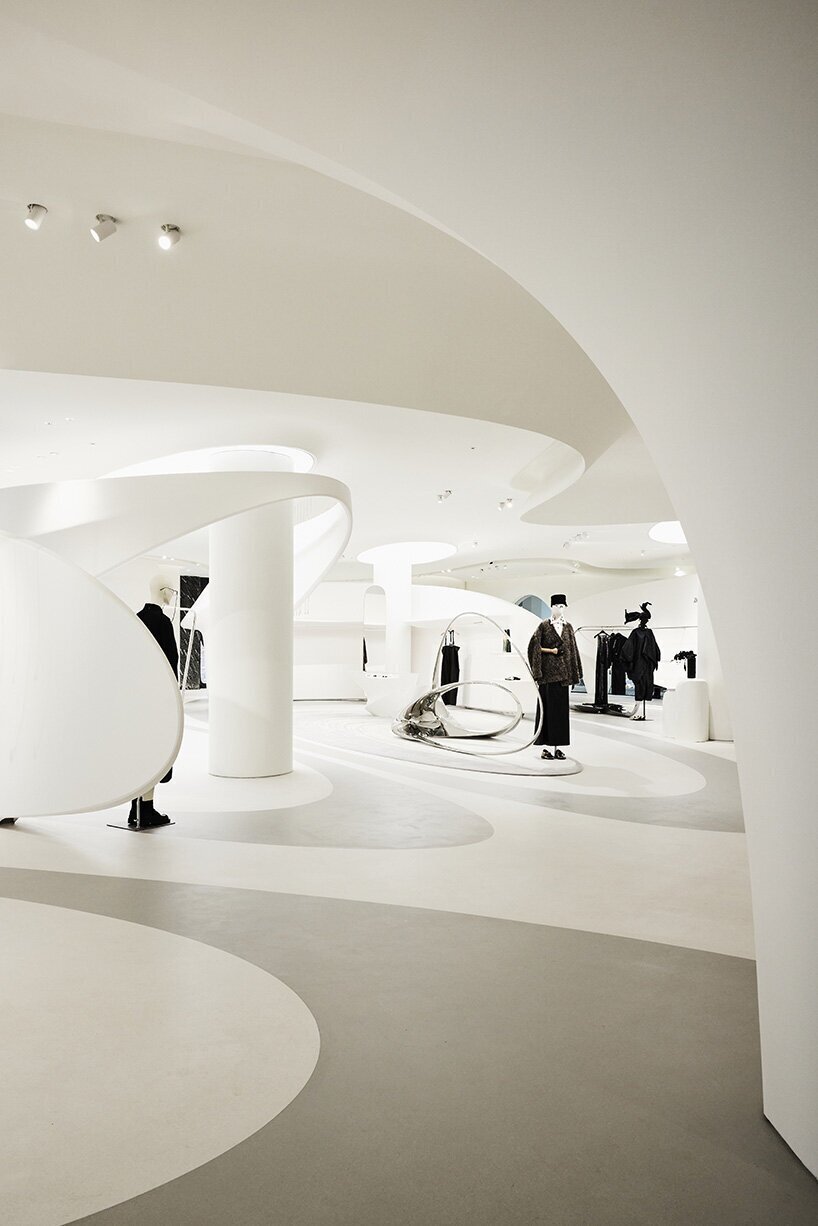 متفاوتترین طراحی زها حدید برای دکوراسیون یک بوتیک + تصاویر | ساختار بال پروانه ای ویترین بوتیک را ببینید متفاوتترین طراحی زها حدید برای دکوراسیون یک بوتیک + تصاویر | ساختار بال پروانه ای ویترین بوتیک را ببینید