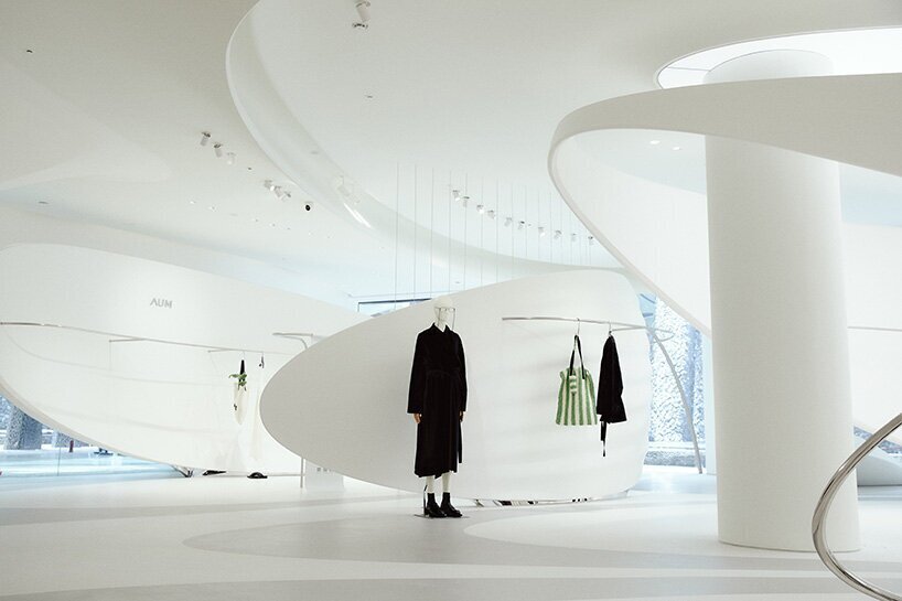 متفاوتترین طراحی زها حدید برای دکوراسیون یک بوتیک + تصاویر | ساختار بال پروانه ای ویترین بوتیک را ببینید متفاوتترین طراحی زها حدید برای دکوراسیون یک بوتیک + تصاویر | ساختار بال پروانه ای ویترین بوتیک را ببینید