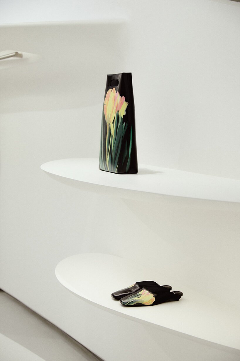 متفاوتترین طراحی زها حدید برای دکوراسیون یک بوتیک + تصاویر | ساختار بال پروانه ای ویترین بوتیک را ببینید متفاوتترین طراحی زها حدید برای دکوراسیون یک بوتیک + تصاویر | ساختار بال پروانه ای ویترین بوتیک را ببینید