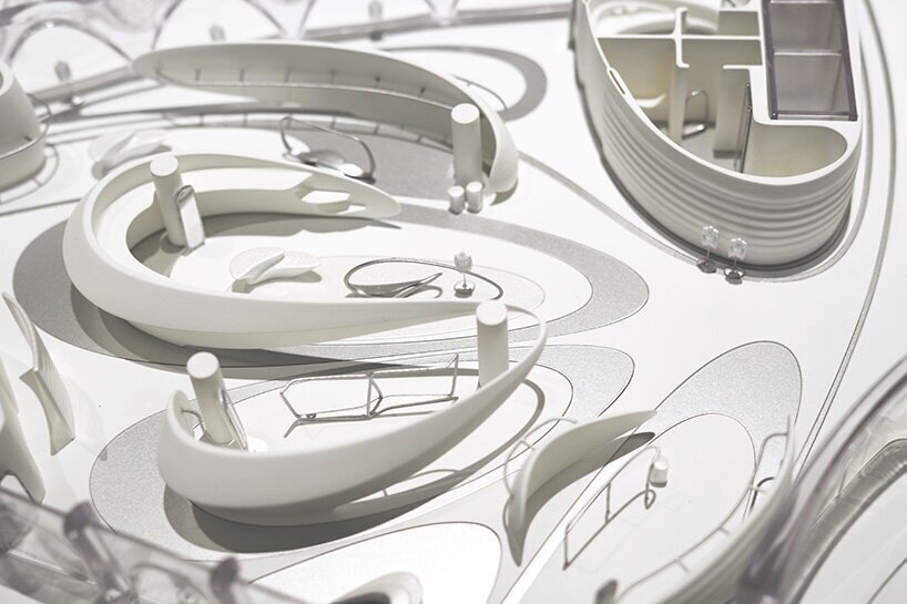 متفاوتترین طراحی زها حدید برای دکوراسیون یک بوتیک + تصاویر | ساختار بال پروانه ای ویترین بوتیک را ببینید متفاوتترین طراحی زها حدید برای دکوراسیون یک بوتیک + تصاویر | ساختار بال پروانه ای ویترین بوتیک را ببینید