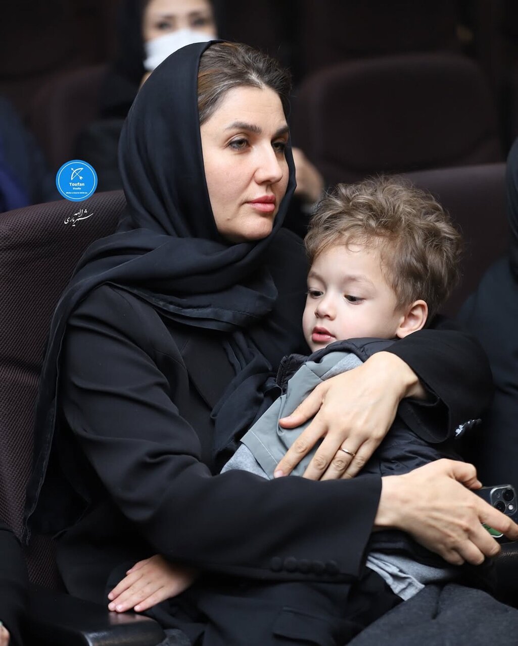 قرآن خواندن گلوریا هاردی در مراسم ترحیم مادربزرگ همسرش | چهرههایی که به این مراسم آمدند