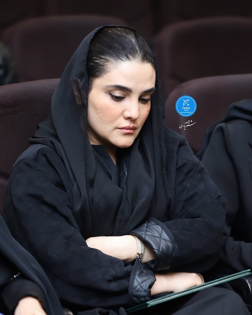 قرآن خواندن گلوریا هاردی در مراسم ترحیم مادربزرگ همسرش | چهرههایی که به این مراسم آمدند