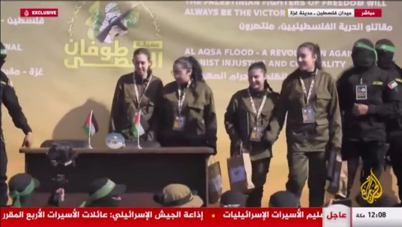 اولین تصاویر ۴ اسیر زن اسرائیلی بعد از تحویل به صلیب سرخ + ویدئو | هلهله و شادی مردم فلسطین و تشویق رزمندگان حماس و جهاد اسلامی