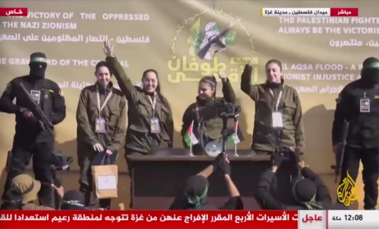 اولین تصاویر ۴ اسیر زن اسرائیلی بعد از تحویل به صلیب سرخ + ویدئو | هلهله و شادی مردم فلسطین و تشویق رزمندگان حماس و جهاد اسلامی