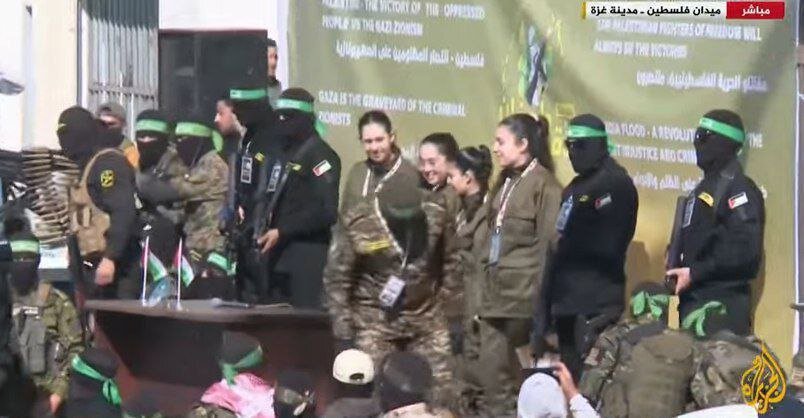 لحظه امضای اسناد تحویل ۴ نظامی اسیر زن اسرائیلی در غزه | تصاویر