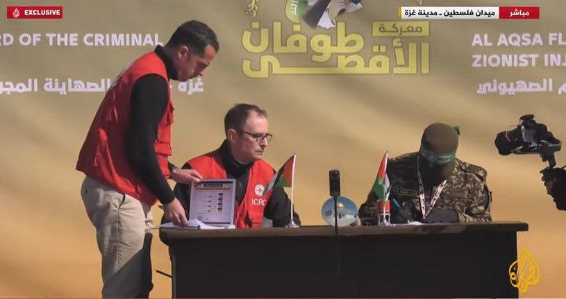 لحظه امضای اسناد تحویل ۴ نظامی اسیر زن اسرائیلی در غزه | تصاویر