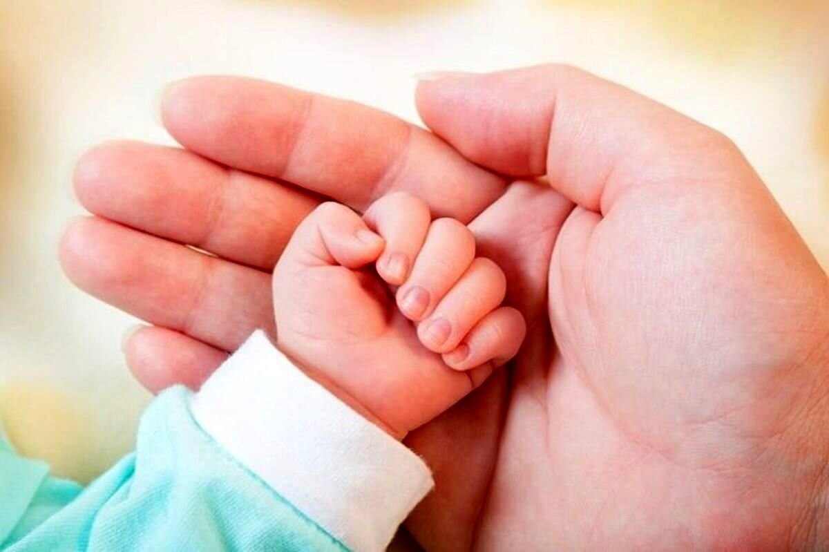 شکستن دست نوزاد دختر هنگام تولد | کمکخواهی پدر کارگر از مسئولان نوزاد