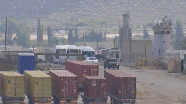 لحظه ورود اتوبوسهای حامل اسرای آزاد شده فلسطینی به غرب رام الله | استقبال گسترده مردم را ببینید