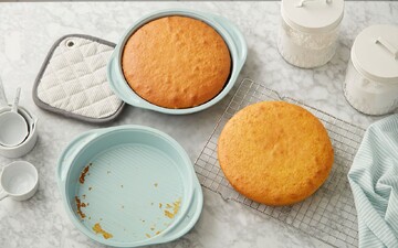 طرز تهیه کیک برنجی نارگیلی بدون آرد؛ نرم و لطیف مثل قنادی + ویدئو