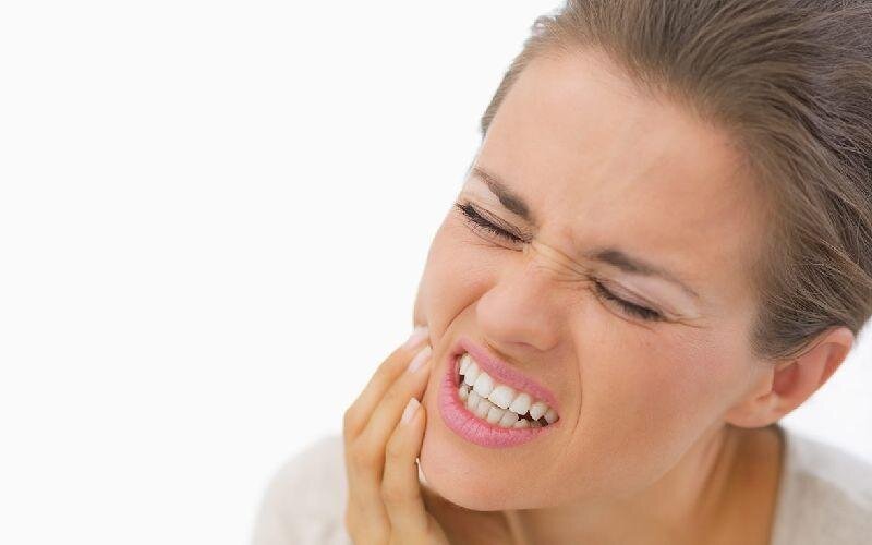 حساسیت دندان چیست؟ وقتی لیوان آب سرد به یک کابوس تبدیل میشود!