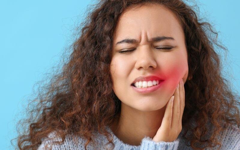 حساسیت دندان چیست؟ وقتی لیوان آب سرد به یک کابوس تبدیل می‌شود!