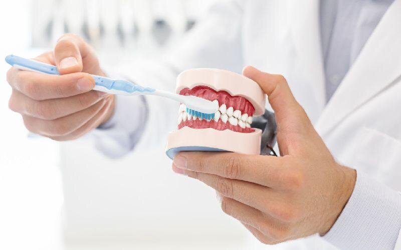 حساسیت دندان چیست؟ وقتی لیوان آب سرد به یک کابوس تبدیل میشود!