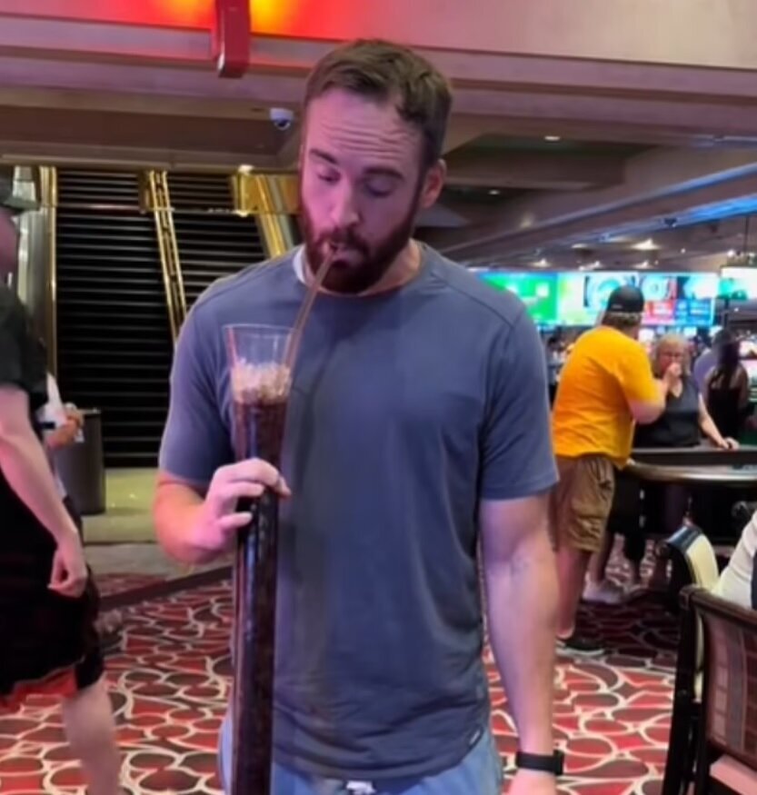 عجیب اما واقعی؛ این مرد روزی ۱۸ لیتر نوشابه گازدار میخورد ! + عکس