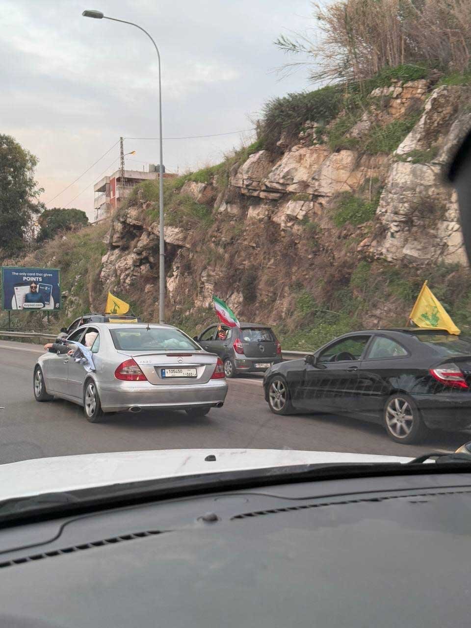 تصویری جالب از پرچم ایران در دستان مردم مقاوم لبنان در راه بازگشت