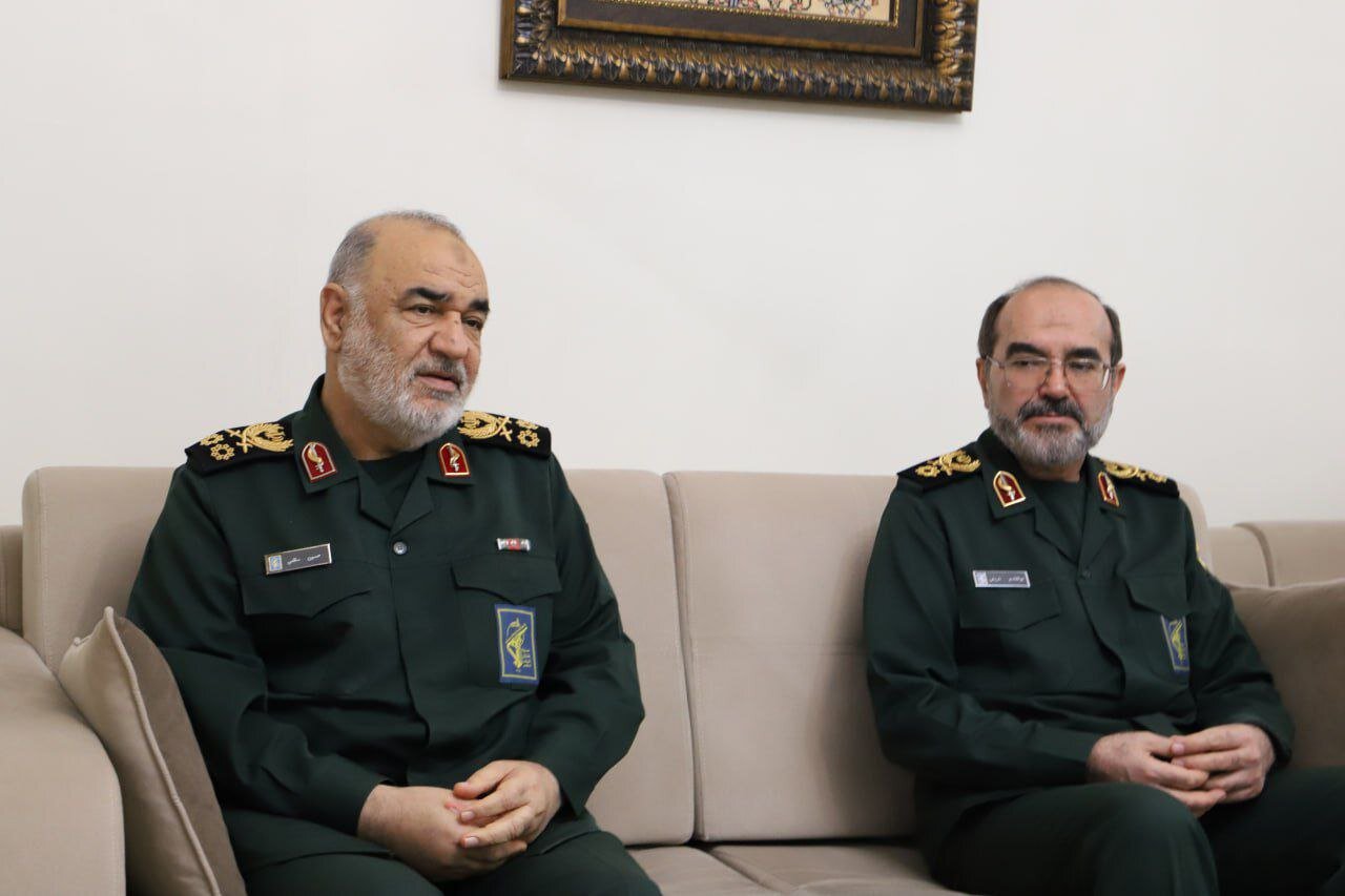 فرمانده سپاه در منزل یکی از مستشاران ارشد نظامی که در سوریه به شهادت رسید | تصاویر