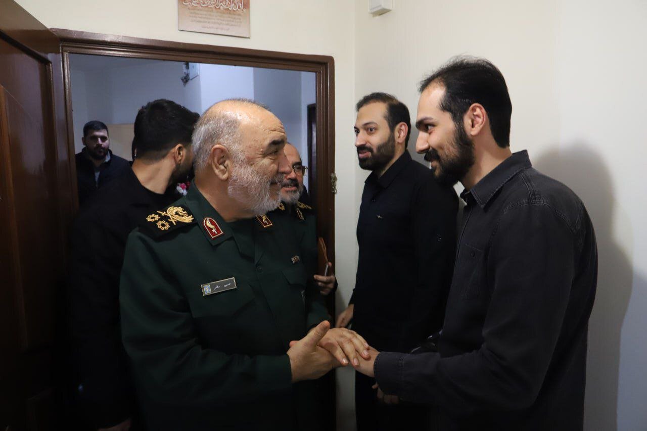 فرمانده سپاه در منزل یکی از مستشاران ارشد نظامی که در سوریه به شهادت رسید | تصاویر