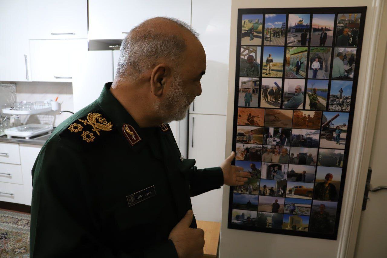 فرمانده سپاه در منزل یکی از مستشاران ارشد نظامی که در سوریه به شهادت رسید | تصاویر