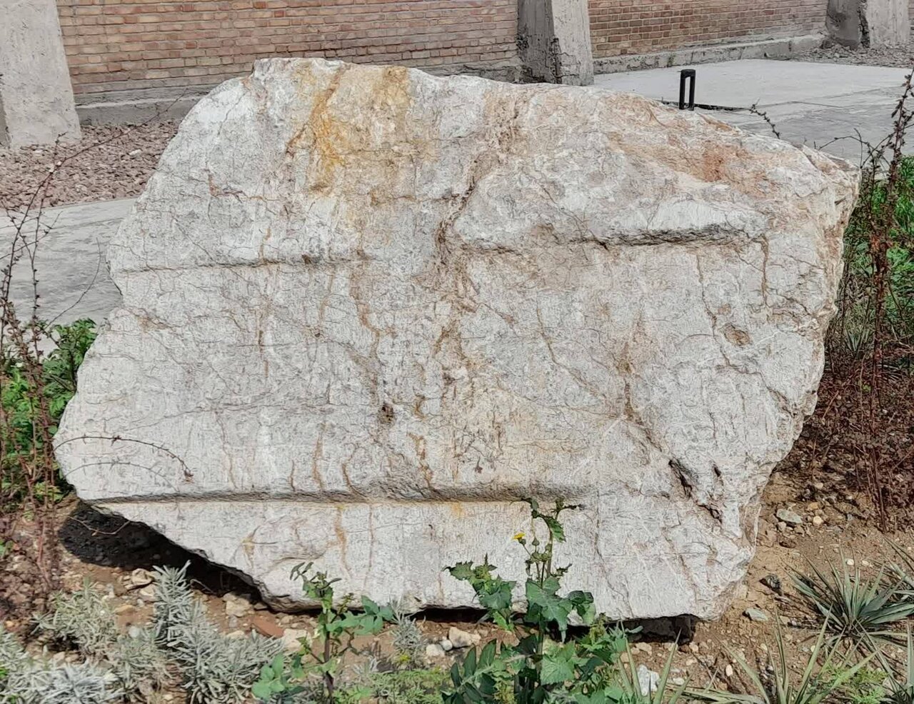 شکار شیر فتحعلی شاه و سنگنگارهای که تکهتکه شد