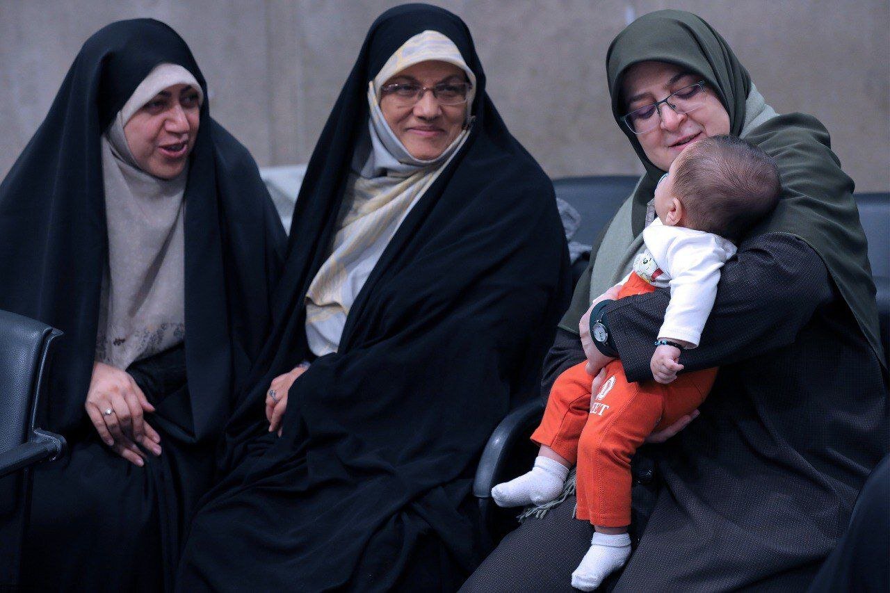 تصویر جالب از سخنگوی دولت در دیدار امروز با رهبر انقلاب