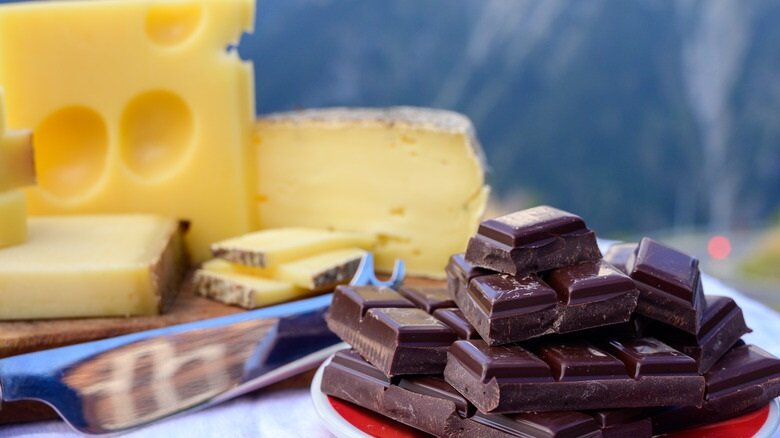 غذاهای ناسالمی که به سلامت کمک میکنند